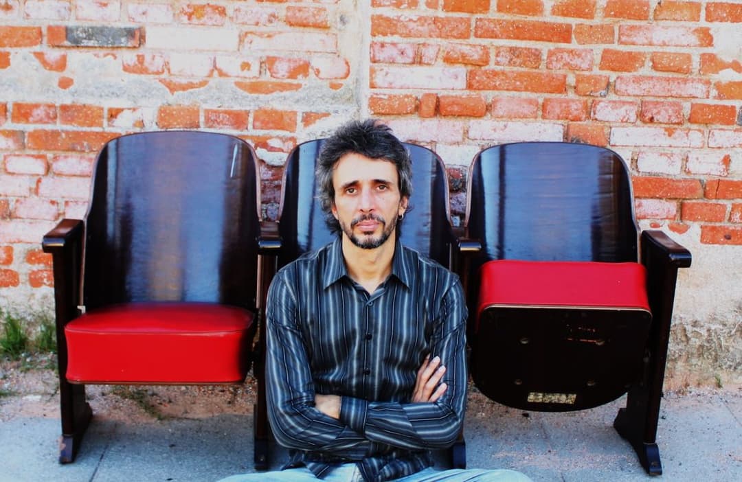 Vitor Ramil, de barba, em retrato