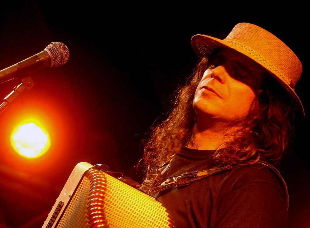 Renato Borghetti tocando acordeão em show