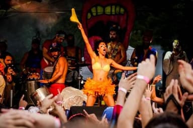 Integrantes do Bloco da Laje fantasiados no palco do Morrostock