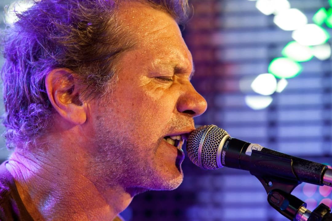Wander Wildner cantando num palco, em show em Porto Alegre