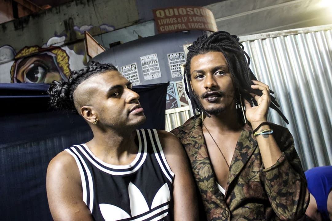 Liniker cantando ao microfone
