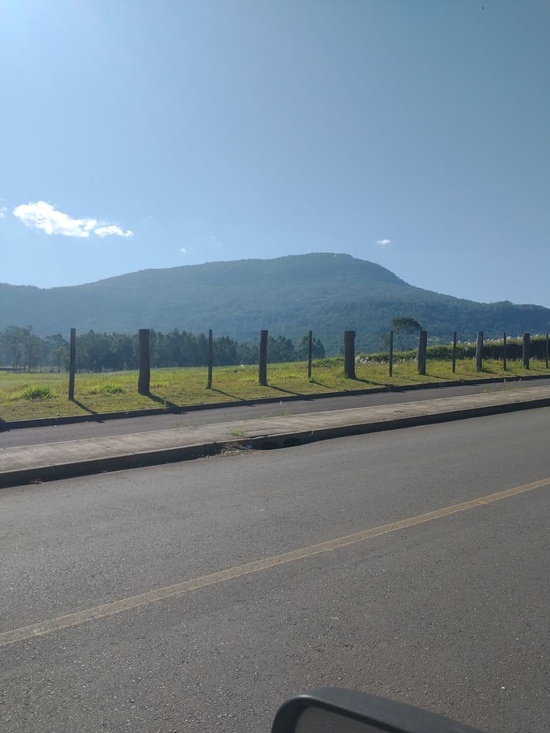 O Morro Ferrabraz, coberto de mata, visto da cidade de Sapiranga