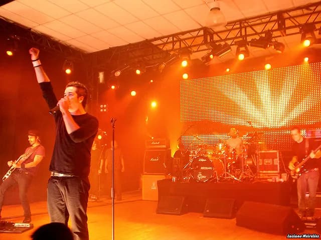 Jota Quest no palco, em 2006