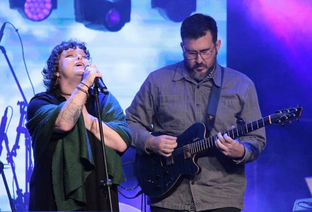 Bruna Moraes e Thiago K interpretam “Corrente das Marés” na 42ª Fampop, em 2025