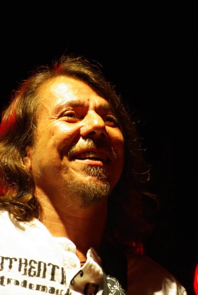 Lenine ao microfone, em show