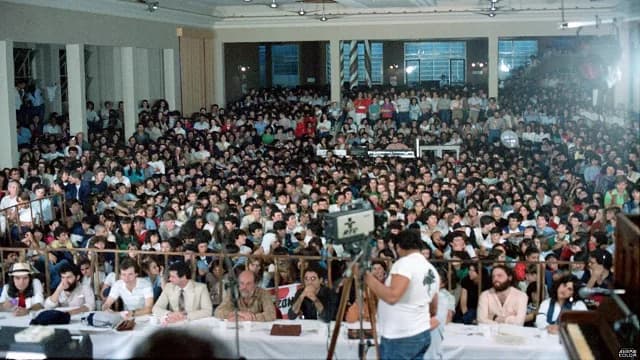 Plateia lotada e a mesa do júri na primeira Fampop, no Centro Avareense, em 1983