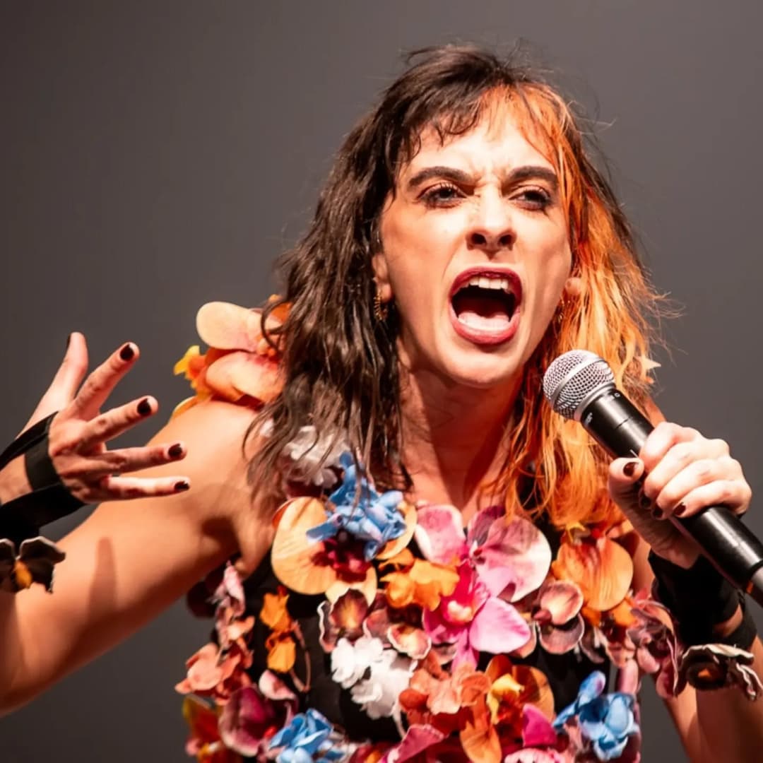 Flyer de tashaokereke, tracieokereke e Tati Quebra Barraco