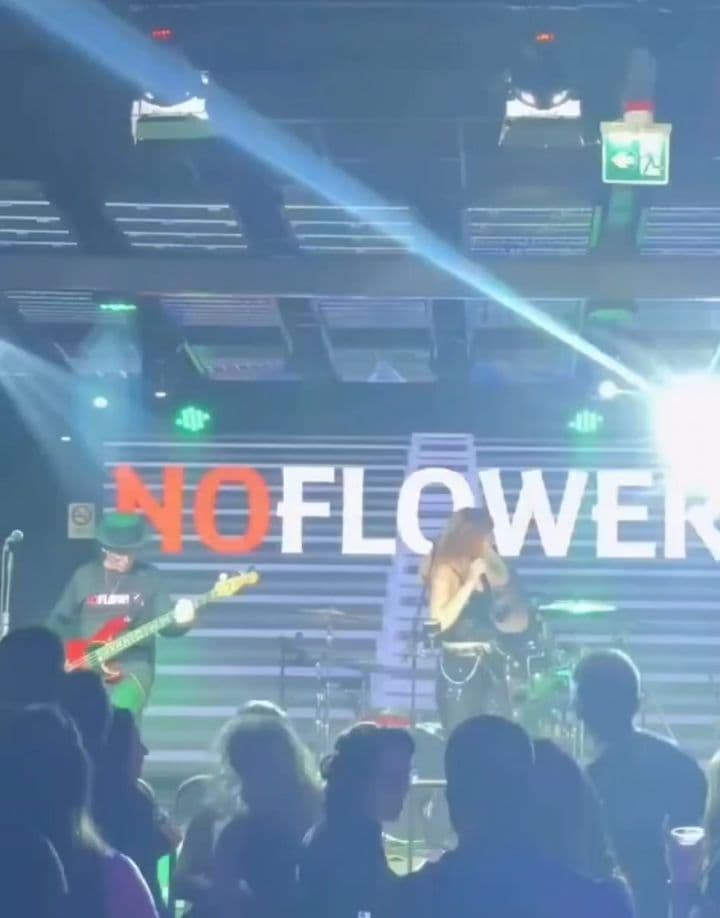 Flyer de No Flowers