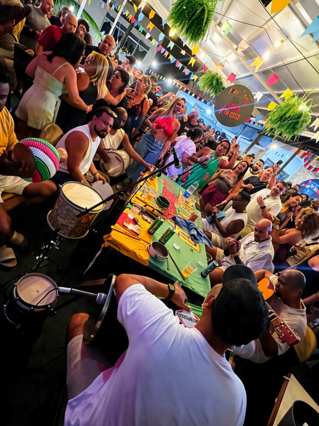 Flyer de Um Samba Lá em Casa