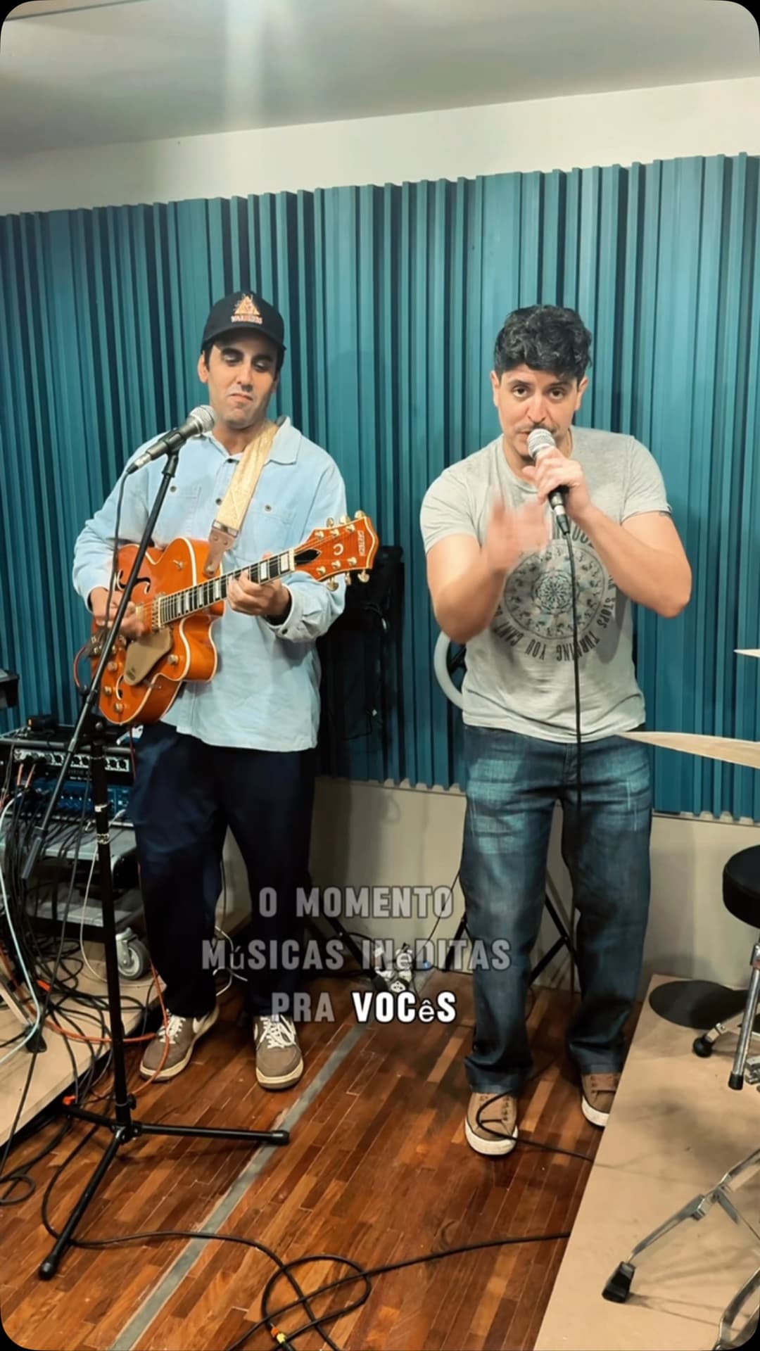 Flyer de Os Camarões, Vaibless e DJ Thiagoun