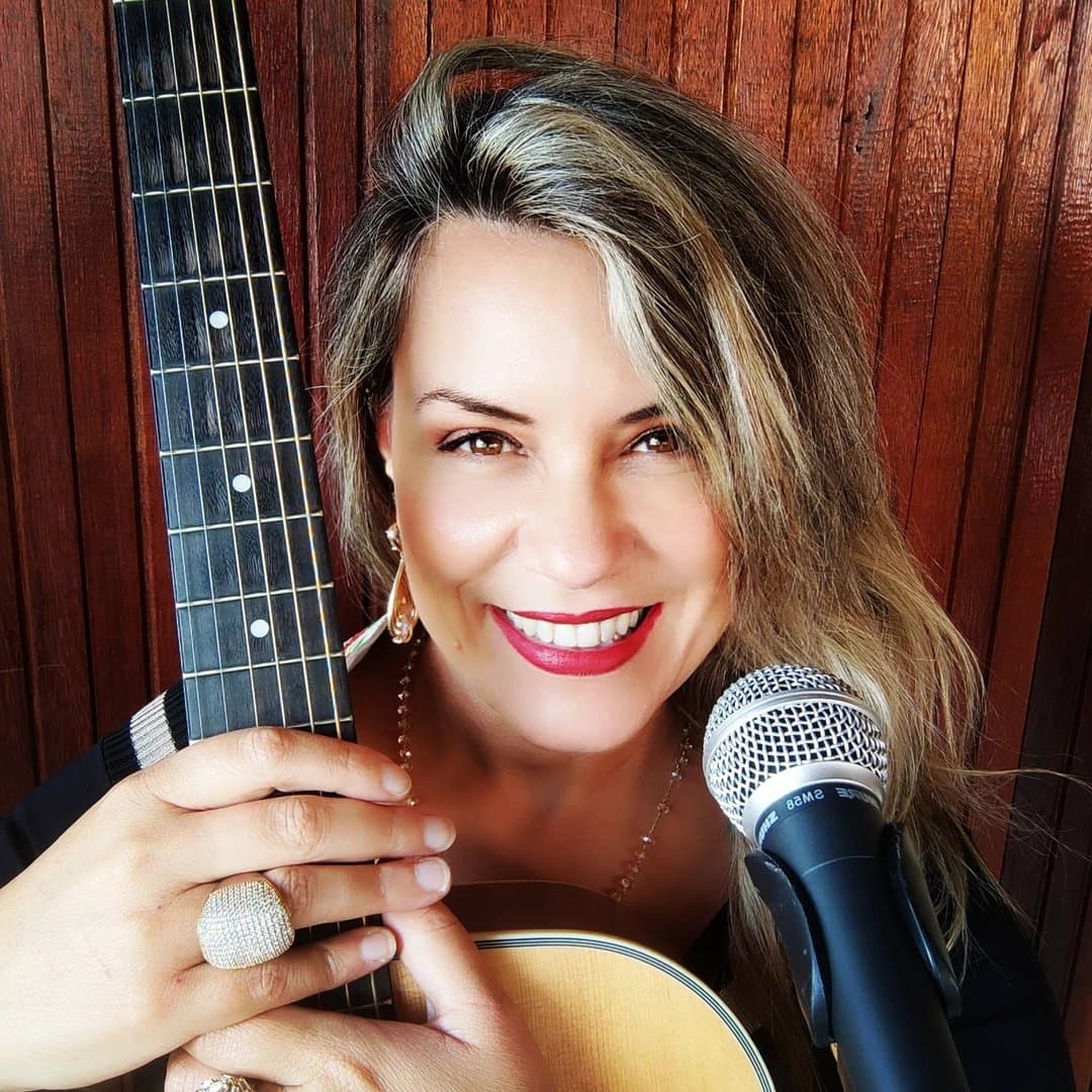 Arte de Débora Souza Voz e Violão