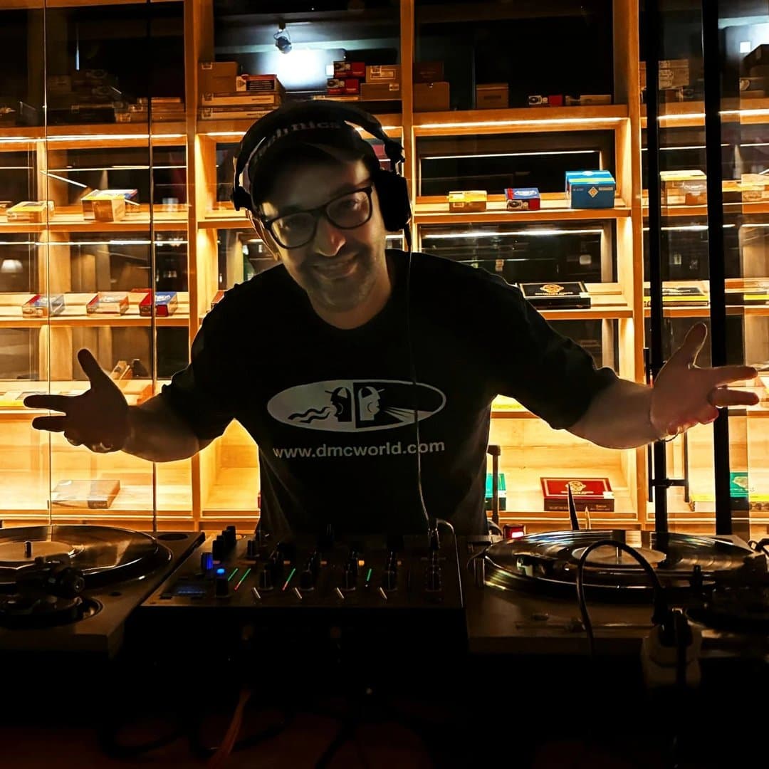 Arte de DeeJay Leandro Sims
