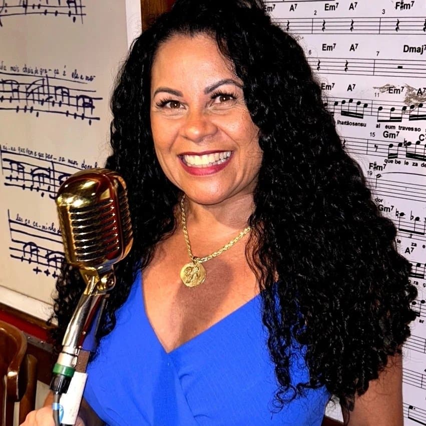 Arte de Flávia Baião | Cantora 🎙️🎶