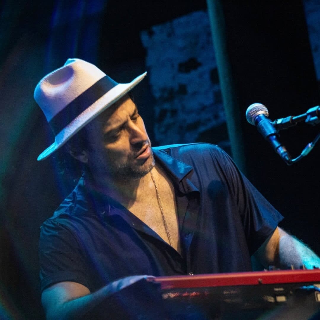 Arte de LUCIANO LEÃES MUSIC