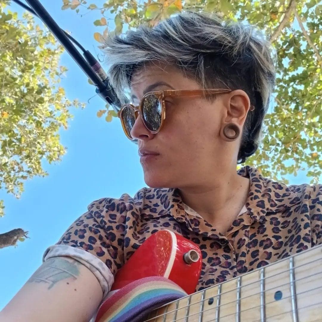 Arte de 🅼🅰🅽🆄 🅲🅾🆁🅳🅴🅸🆁🅾 One Woman Band